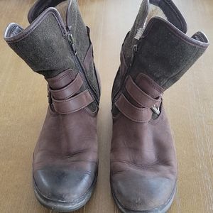 UGG  DISTRESSED LEATHER BOOTS